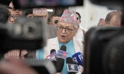  लौरो टेक्दै, ठमठम गर्दै निर्वाचन आयोग पुगे नवराज सुवेदी [७ तस्बिर] 
